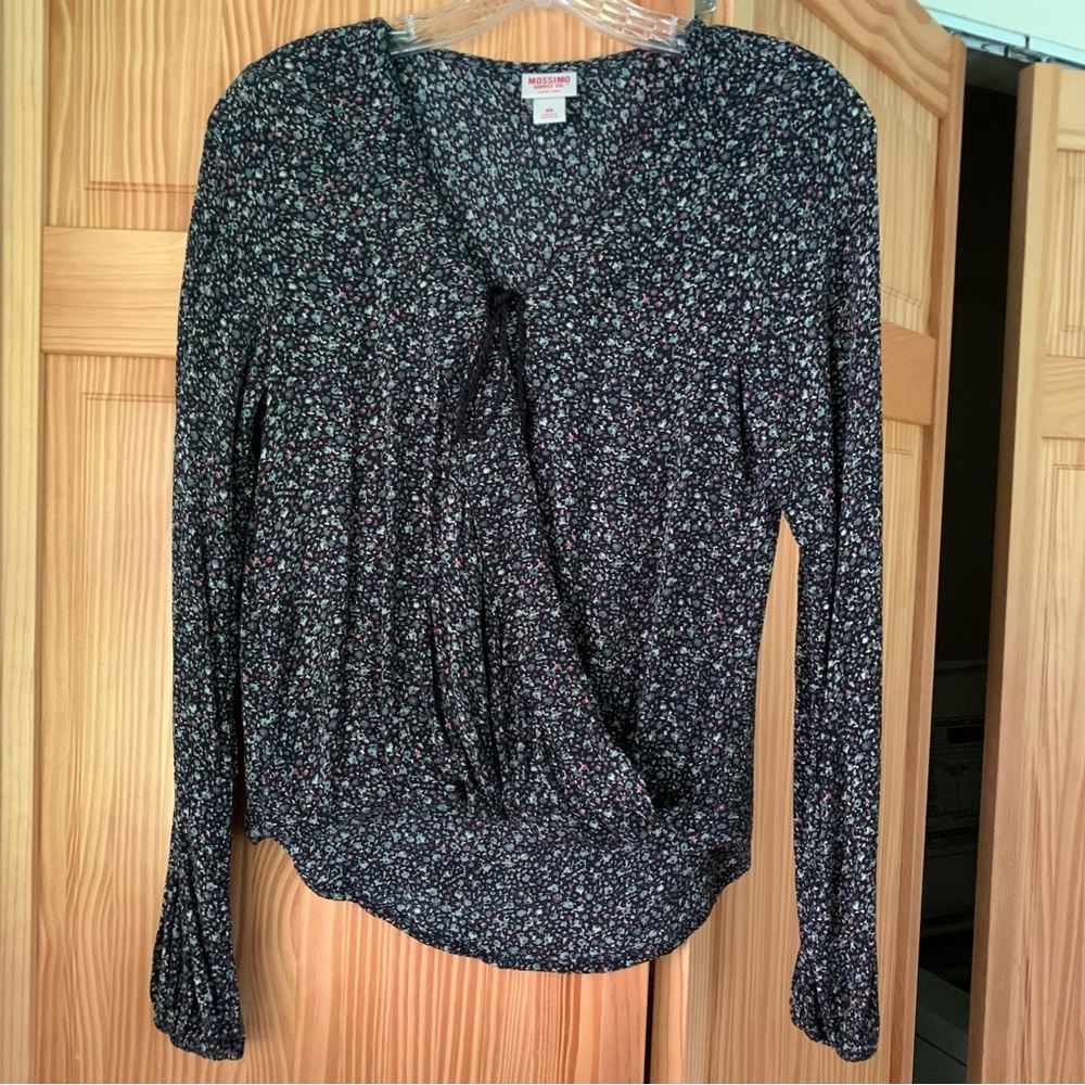 Mossimo Supply Co. floral print surplice long sleeve top. Size XS.